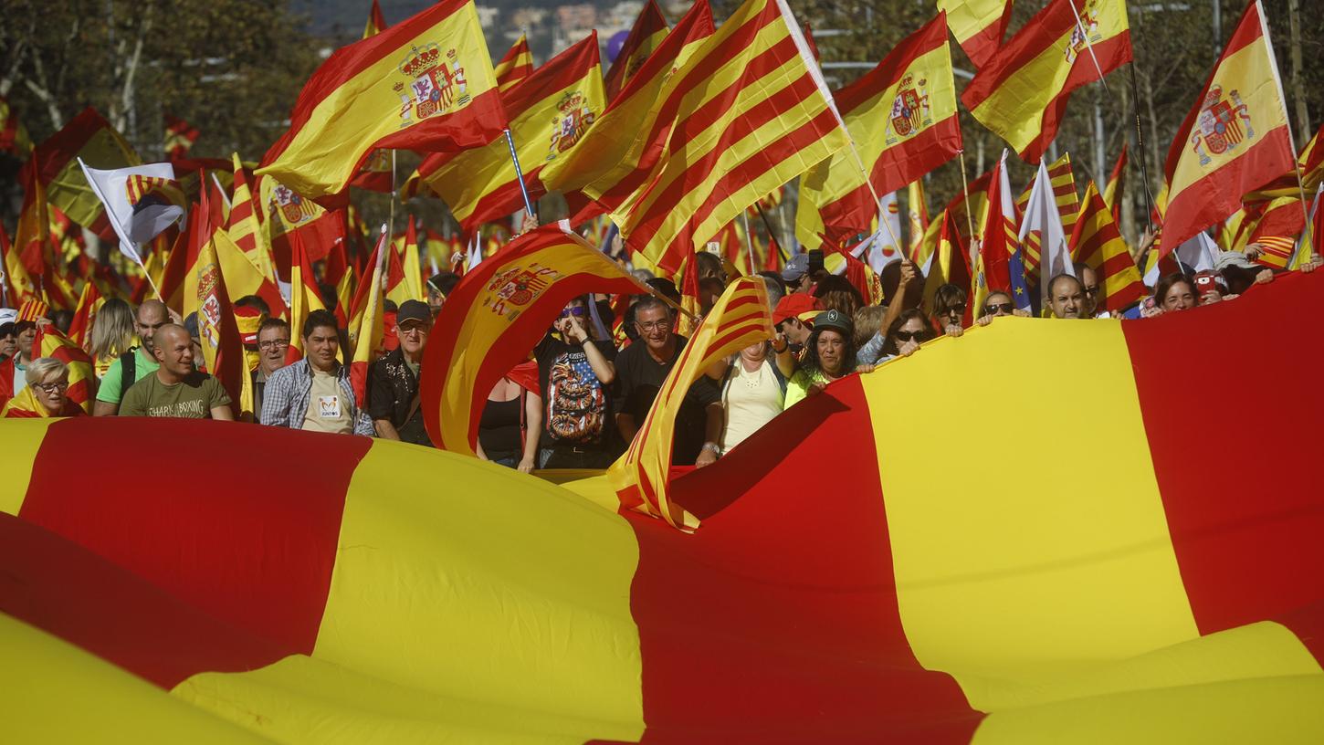 Die Demonstranten forderten auch die Festnahme des von der spanischen Zentralregierung abgesetzten separatistischen Regionalpräsidenten Carles Puigdemont.