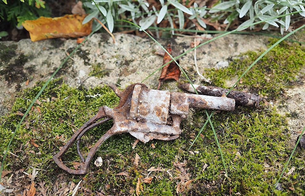 Bei den Mauerarbeiten kam auch ein alter, verrosteter Revolver zum Vorschein. Bei den Mauerarbeiten kam auch ein alter, verrosteter Revolver zum Vorschein.