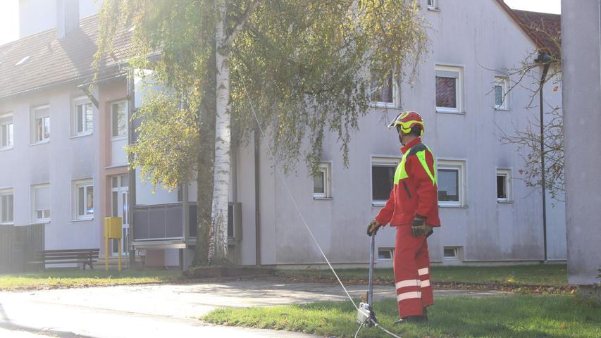 Im Memmelsdorf (Lkandkreis Bamberg) mussten die Einsatzkräfte der Feuerwehr ein Wohngebiet teils absperren.