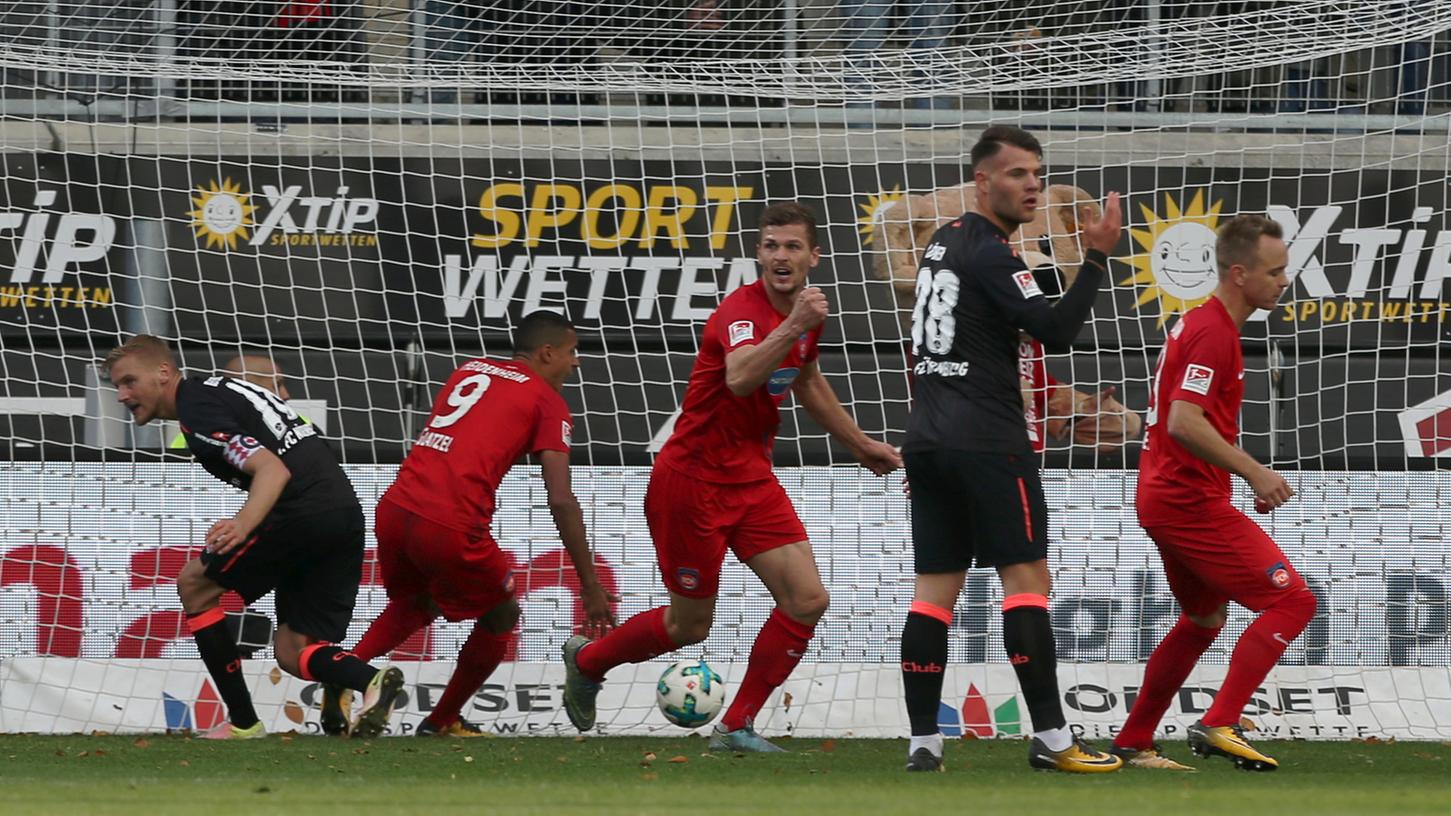 Das Tor des Tages: Robert Glatzel steht im Straufraum goldrichtig und presst den Ball über die Linie zum 1:0 für Heidenheim. Das Tor des Tages: Robert Glatzel steht im Straufraum goldrichtig und presst den Ball über die Linie zum 1:0 für Heidenheim.
