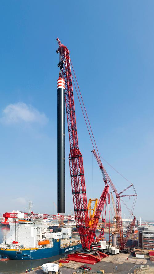 Der Liebherr LR 13000 ist mit seiner Höhe von 246 Metern der höchste Raupenkran der Welt – höher als beispielsweise der Stuttgarter Fernsehturm! Vor dem Transport wird er in kleinere Teile zerlegt, an den Einsatzort gebracht und im Nullkommanichts wieder zusammengebaut. Seine Gesamttragfähigkeit beträgt stolze 3.000 Tonnen.