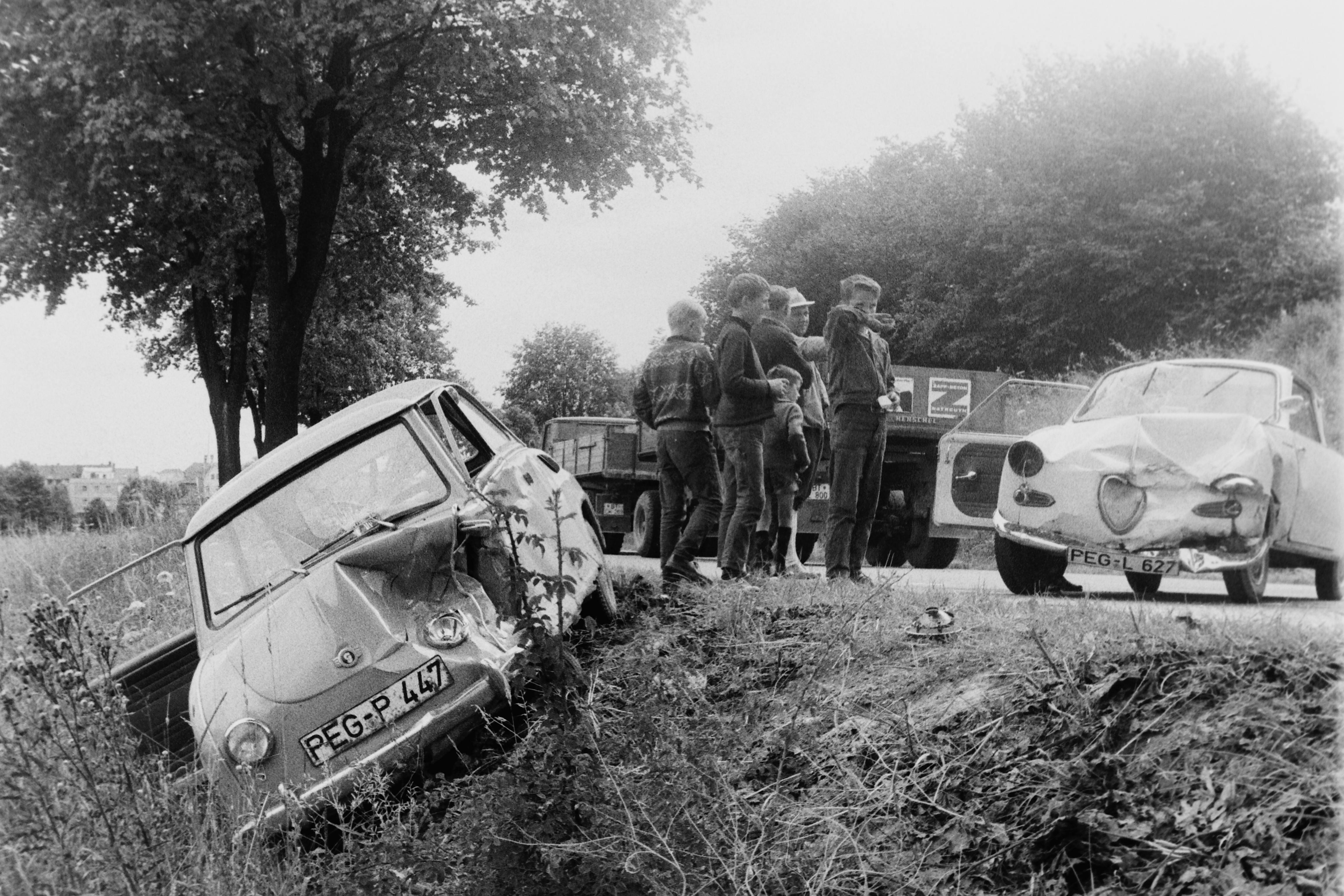 Unzählige und mitunter auch tragische Unfälle haben sich auf der Bundesstraße 2 zwischen Pegnitz und Buchau ereignet. Als einer der kuriosesten gilt bis heute der Zusammenstoß zweier Goggomobile in Höhe der Tennisplätze. Ein bekannter Pegnitzer Gastwirt und Bräuer war mit seiner Limousine stadtauswärts unterwegs, als er schon von weitem ein Goggo-Coupe bemerkte, das ihm in Schlangenlinien entgegenkam. Obwohl er noch versuchte, auszuweichen, stießen beide Fahrzeuge zusammen. Während die Fahrer relativ glimpflich davon kamen, hatten beide Goggomobile nur noch Schrottwert.