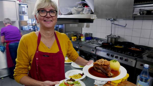 Klassische fränkische Küche gibt es in der Gaststätte Scharfes Eck in Neustadt an der Aisch. Im historischen Gebäude aus dem 17. Jahrhundert serviert Wirtin Moni Haidle das Schäufele mit Kloß und Salat. Dazu gibt es Bier aus dem Holzfass der hauseigenen Brauerei Hofmann. Seit dem 14. Oktober 2023 ist das Wirtshaus wieder eröffnet.
