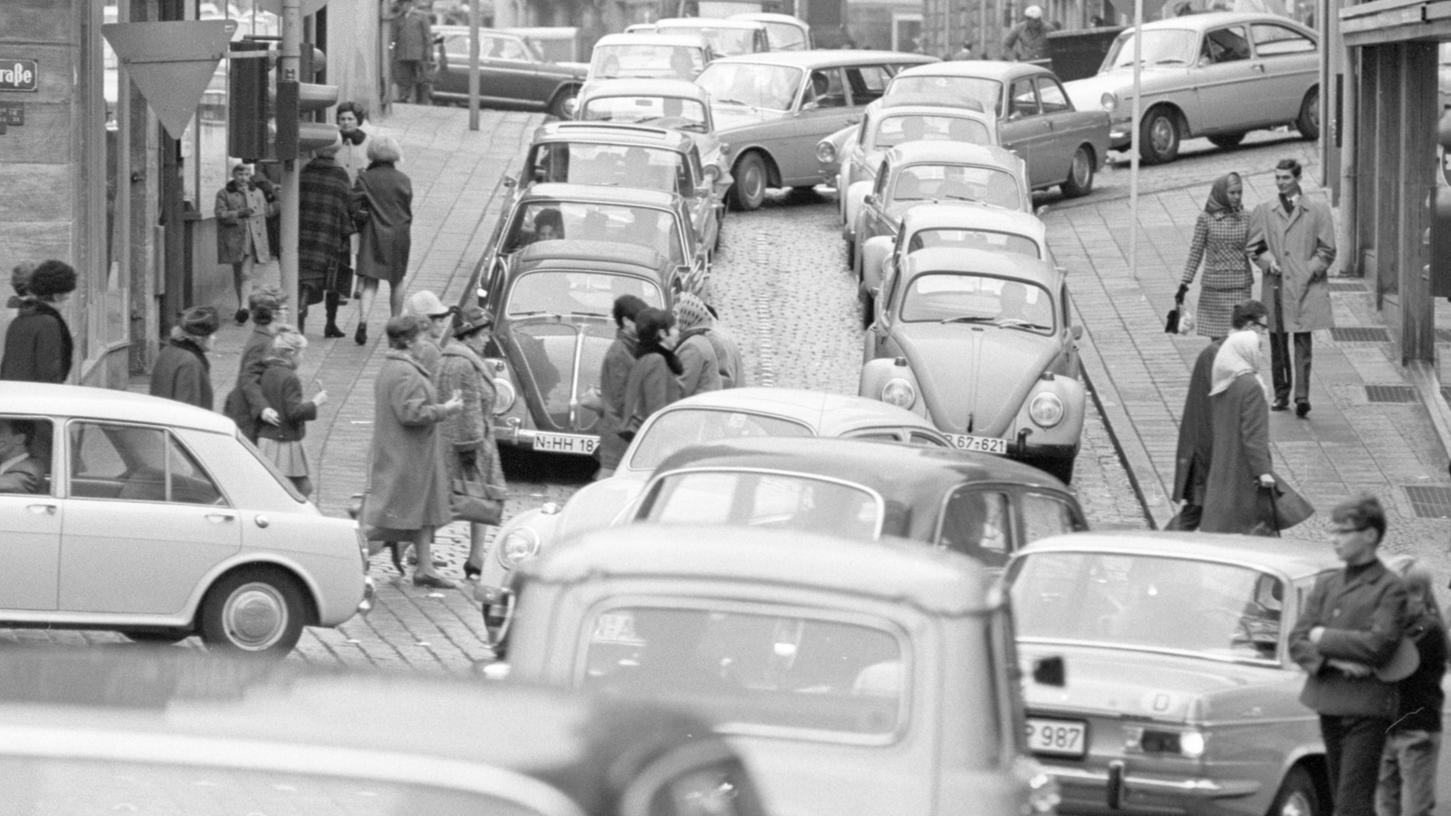 2. November 1967: Straßen und Parkplätze verstopft