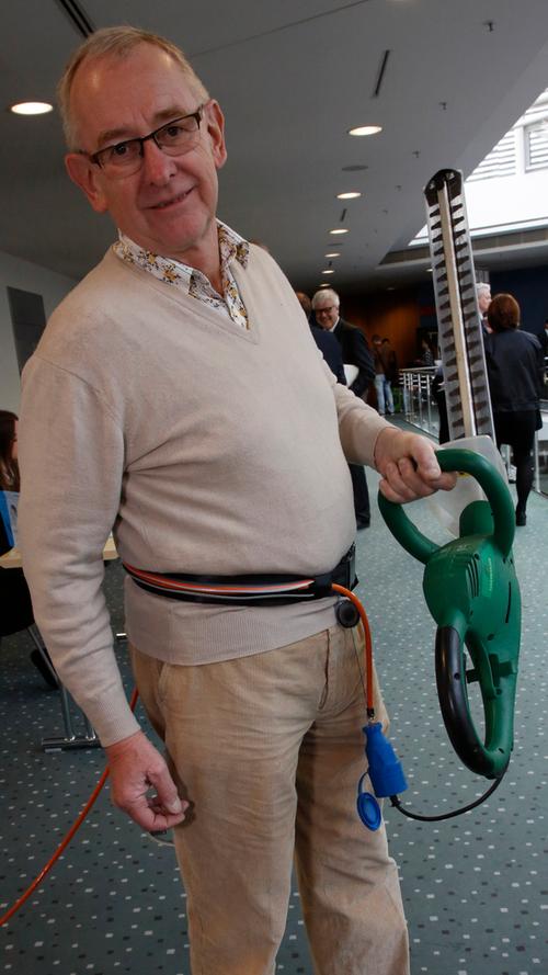 Erich Nagel mit seiner Erfindung, einem Kabelschutzgürtel.