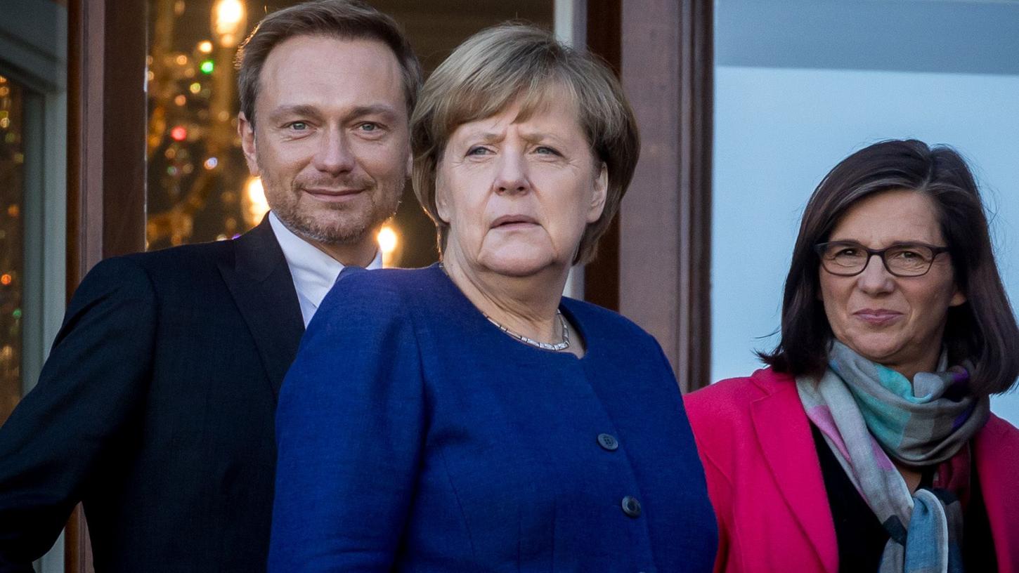 Kanzlerin Angela Merkel, FDP-Vorsitzender Christian Lindner und Grünen-Fraktionsvorsitzende Katrin Göring-Eckardt (rechts) bei einer Pause in den Sondierungsverhandlungen: Bereits an diesem Mittwoch soll es "ans Eingemachte" gehen.