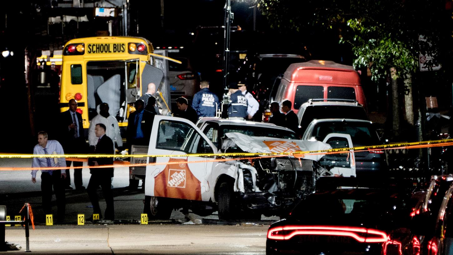 Mit einem gemieteten Pick-Up-Truck raste ein 29-jähriger Mann über einen Fußgänger- und Fahrradweg im Südwesten Manhattans. Dabei rammte er mehrere Menschen, teilte die New Yorker Polizei mit.
