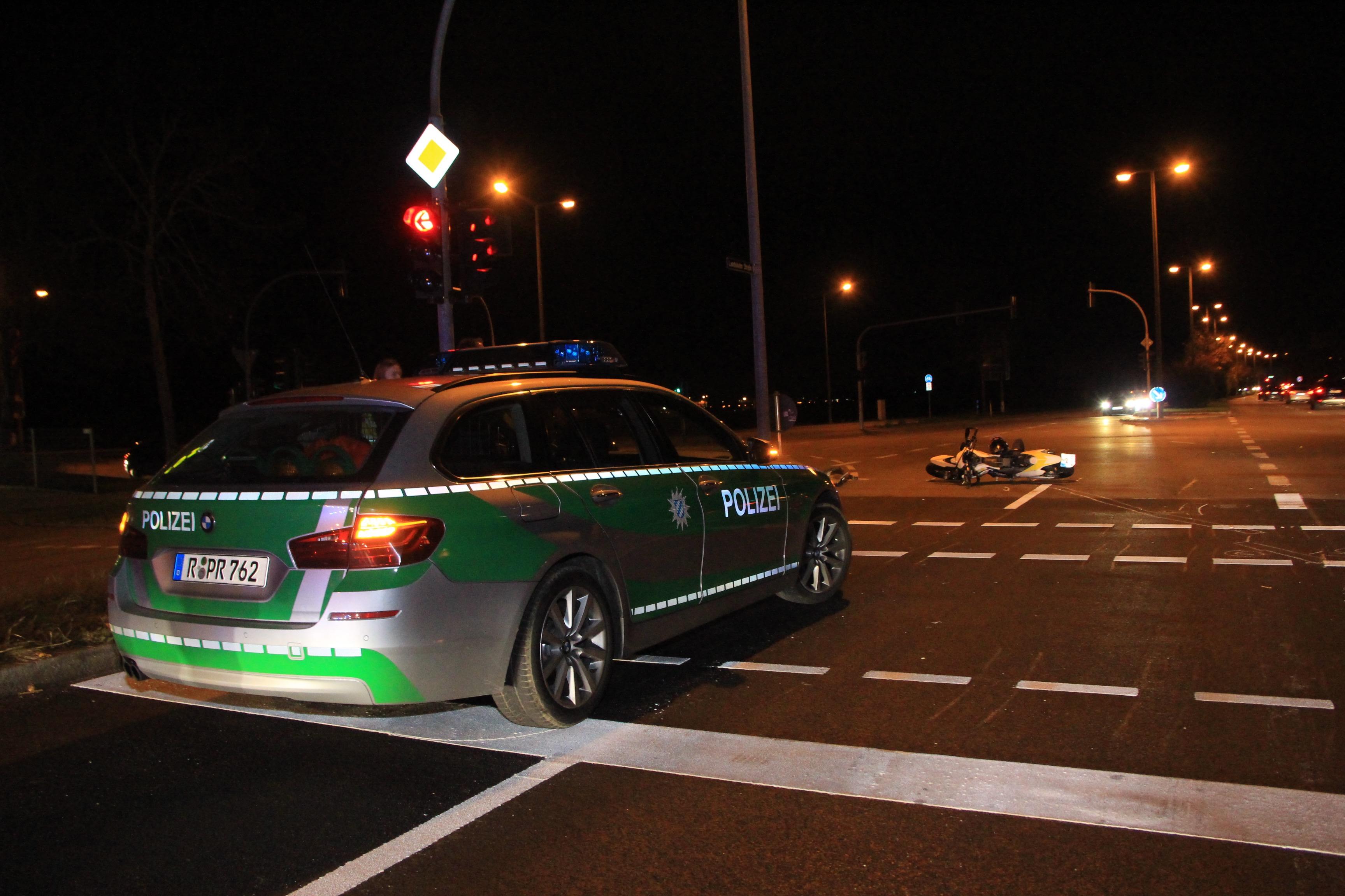 Motorradfahrerin Flüchtet Vor Polizei Und Wird Schwer Verletzt