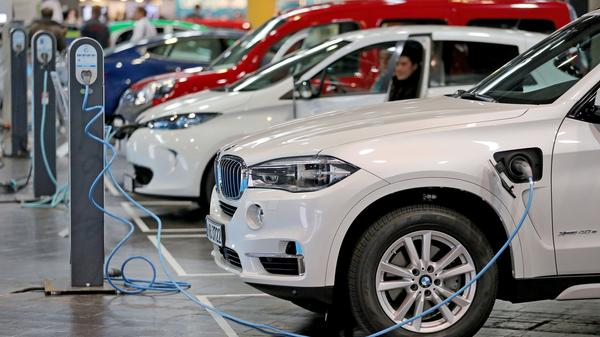 Ab 1. Januar 2023 erhalten Plug-in-Hybride keine Prämien mehr durch den Umweltbonus. E-Autos erhalten nur noch eine reduzierte Prämie. Bei einem Netto-Listenpreis von 40.000 gibt es 4500 Euro Zuschuss vom Staat und 2250 Euro vom Hersteller à gesamt 6750 Euro. Ab 1. September können diese Prämie nur noch Privatpersonen beantragen.