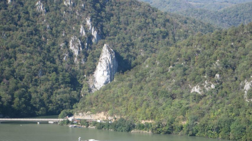 Die Djerdap-Schlucht: An manchen Stellen ist die Donau über sechs Kilometer breit.Serbien hat kein Meer, aber Strände am Fluß. Die Landschaft ist mal flach, mal hügelig-bewaldet.