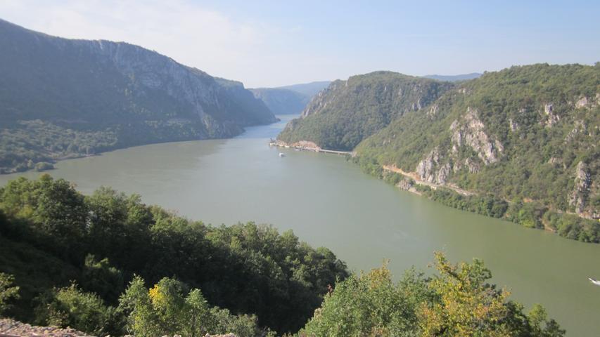 Im Sommer sind viele Kreuzfahrtschiffe auf der Donau unterwegs, im Herbst...