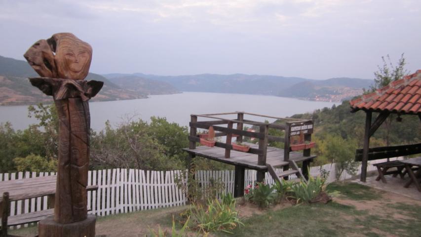 Hoch oben über der Donau bietet das Restaurant "Kapetan Misin Breg" einen atemberaubenden Ausblick  und gute Speisen.