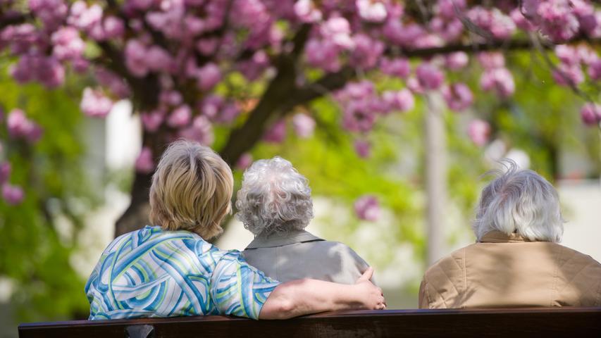 Die Altersbezüge sollen am 1. Juli 2018 um rund drei Prozent steigen. Voraussetzung ist allerdings, dass sich Löhne und Gehälter wie derzeit prognostiziert entwickeln. Die Entscheidung soll laut Deutscher Rentenversicherung im Frühjahr 2018 fallen.