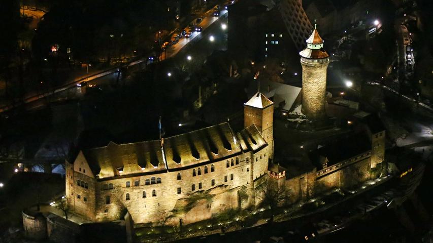 Die Nürnberger Kaiserburg ist das Wahrzeichen der Stadt. Sie ist immer ein Hingucker, bei Nacht allerdings besonders.