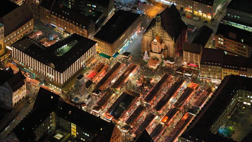 Der Nürnberger Christkindlesmarkt ist bei Touristen und Einheimischen gleichermaßen beliebt. In der Weihnachtszeit drängen sich die Besucher dicht an dicht zu den Glühweinständen.