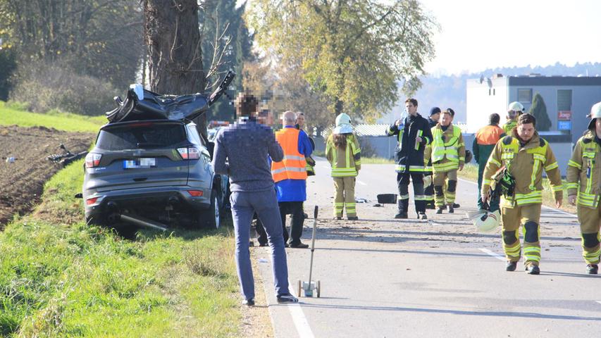 Unfall bei Wenzenbach: Auto fährt frontal gegen Baum