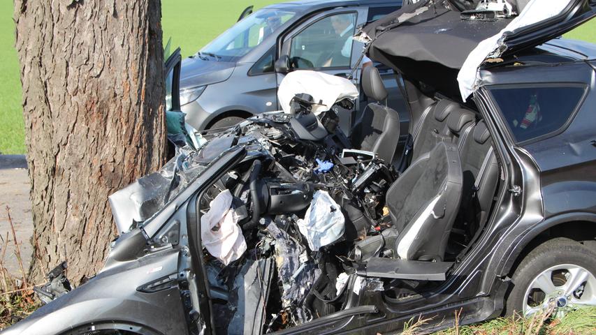 Unfall bei Wenzenbach: Auto fährt frontal gegen Baum