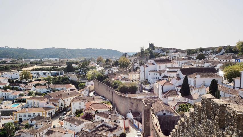 Etwa 85 Kilometer nördlich der portugiesischen Hauptstadt Lissabon liegt auf einem Hügel die  mittelalterliche Stadt Óbidos.