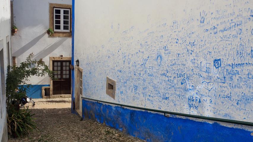 Die Häuser sind am Boden und an den Ecken in gelber oder blauer Farbe gestrichen. Früher haben die Bewohner anhand verschiedener Farbtöne die Feuchtigkeit der Gebäude ablesen können.