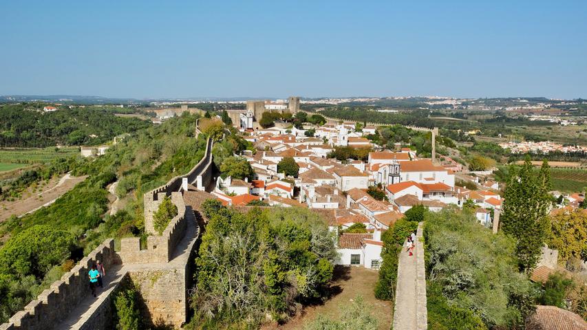 Die Stadtmauer ist durchgängig begehbar. Wegen seines Aussehens wird Óbidos auch „das Rothenburg Portugals“ genannt.