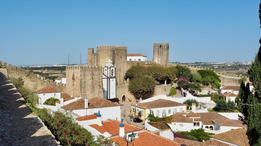 Am höchsten Punkt von Óbidos thront die historische Burg. Der Ort war zu Zeiten der Monarchie die Residenz der portugiesischen Königinnen.