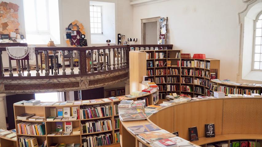 Seit die Stadtverwaltung von Óbidos 2005 beschlossen hat, Buchhandlungen in leerstehenden Gebäuden anzusiedeln, haben über ein Dutzend Geschäfte eröffnet. Die Buchhandlung „Igreja de Santiago“ ist etwa in eine Kirchenruine eingezogen, die lange Jahre leer stand.