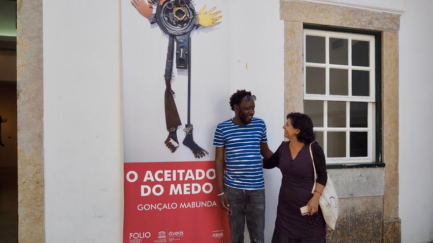 Treibende Kraft hinter dem Folio-Literaturfest ist Celeste Afonso (rechts). Sie bringt für zehn Tage Autoren, Musiker, Künstler und Literaturfreunde nach Óbidos. Für Folio 2017 ist der Künstler Gonçalo Mabunda (42) aus Mosambik nach Portugal gekommen. Er fertigt Masken und Stühle aus alten Waffen und Kriegsgerät, die vom Bürgerkrieg in Mosambik stammen.