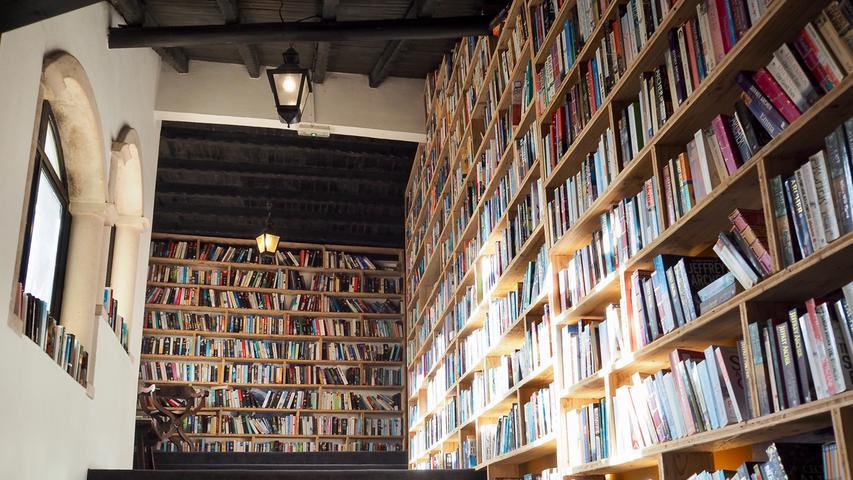 In dem Vier-Sterne-Hotel bestehen die meisten Wände aus Bücherregalen. Auch auf den Esstischen und auf den Nachtisch liegen zahlreiche Schmöker - insgesamt 45.000 Werke - zum Lesen herum.