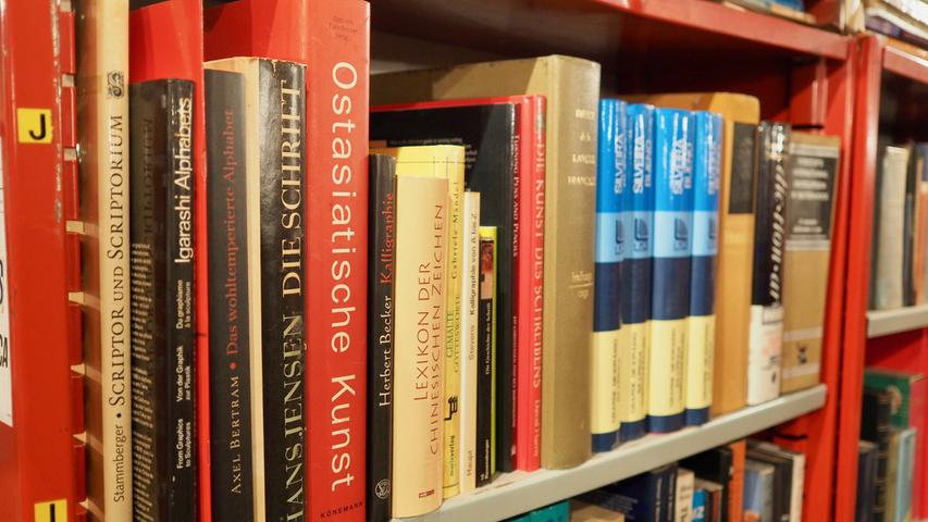 Die Portugiesen, die im Tourismus arbeiten, sprechen gut Englisch. Obwohl die portugiesische Literatur in den Buchhandlungen von Óbidos dominiert, gibt es auch viele - meist antiquarische - Bücher in deutscher Sprache.