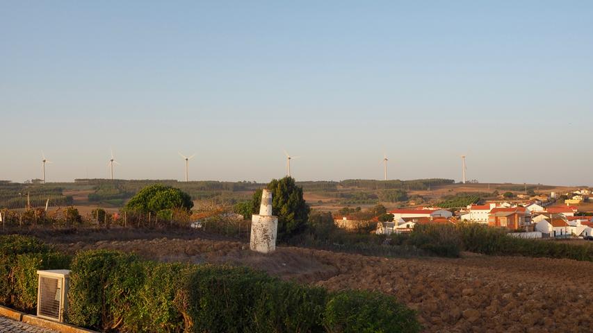 Von den Moinhos da Pinhôa aus sieht man auch die vielen neuen Windräder, die Portugal seit kurzem nutzt.