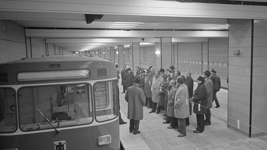 Die erste Bekanntschaft: Im Bahnhof 'Nordfriedhof' stehen die Gäste dem neuen Münchner U-Bahn-Zug gegenüber. Es ist der Typ, der künftig auf unseren Schienen rollen wird.  Hier geht es zum Kalenderblatt vom 5. November 1967: Besuch bei der U-Bahn