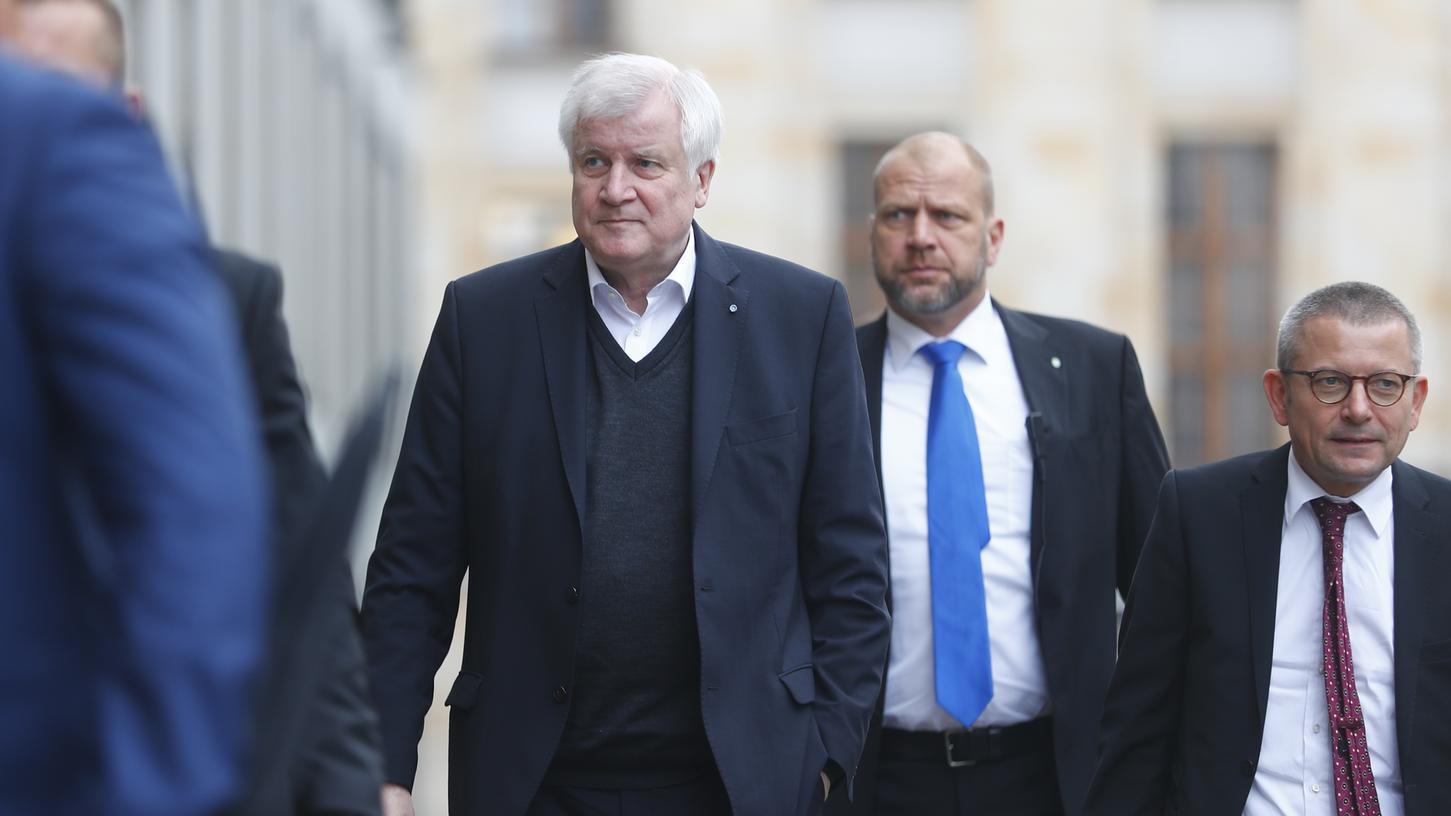 Der CSU-Vorsitzende Horst Seehofer auf dem Weg zu Jamaika-Sondierungsgesprächen. Der CSU-Vorsitzende Horst Seehofer auf dem Weg zu Jamaika-Sondierungsgesprächen.