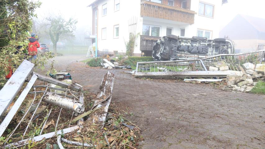 Der Unfall hinterließ ein Bild völliger Zerstörung. Der Garten wurde verwüstet, die Trümmerteile waren auf dem gesamten Anwesen verstreut.