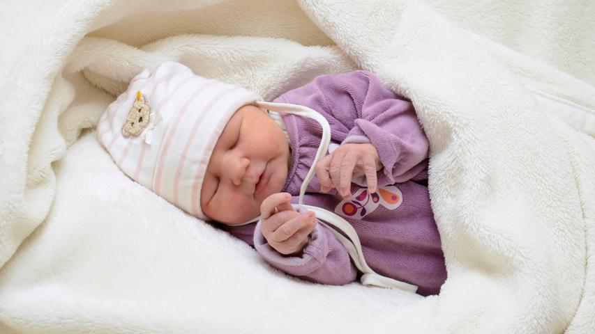 Die kleine Mara ist seit dem 27. Oktober auf unserer Welt. Sie wurde im Klinikum Hallerwiese mit 52 Zentimeter und 3490 Gramm geboren.