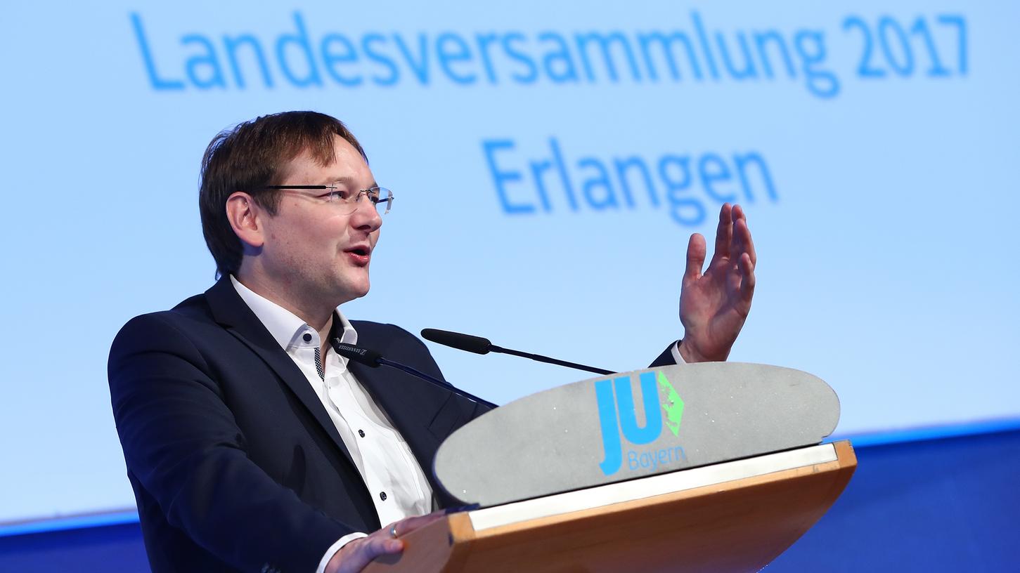 Die Junge Union Bayern unter ihrem Landesvorsitzenden Hans Reichhart forderte in Erlangen den Rückzug von CSU-Parteichef Horst Seehofer.