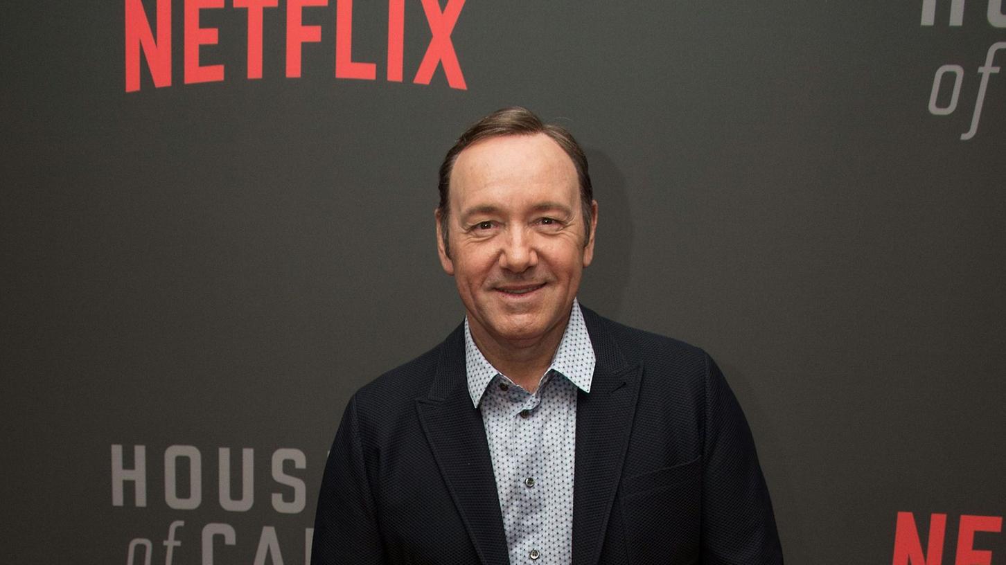 Netflix will nicht länger mit Kevin Spacey zusammenarbeiten. Der 58-Jährige spielt die Hauptrolle in der Erfolgsserie "House of Cards".
