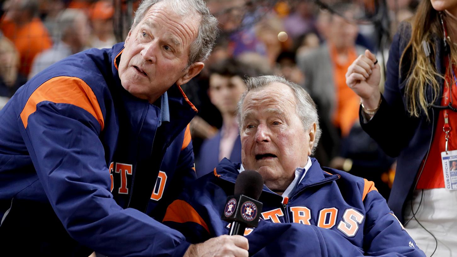Die ehemaligen US-Präsidenten George W. Bush (l) und sein Vater George H. W. Bush wettern gegen Donald Trump.