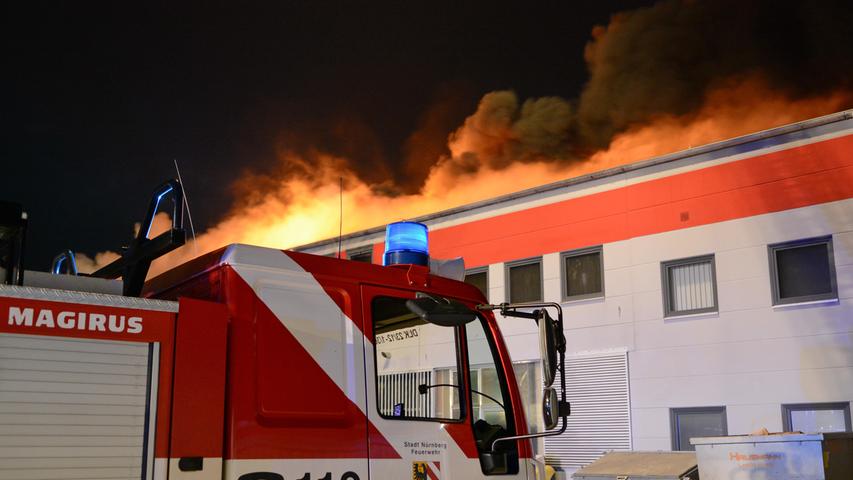 Großbrand in Nürnberg: Industriegebäude in Flammen