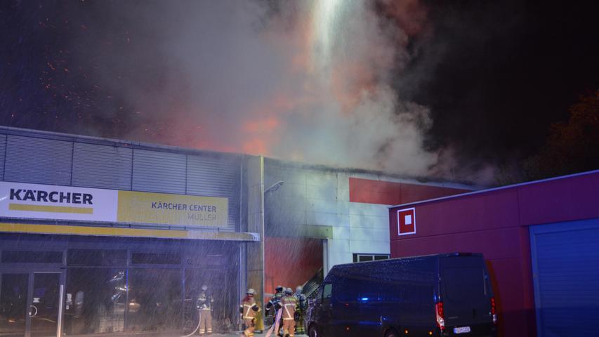 Großbrand in Nürnberg: Industriegebäude in Flammen