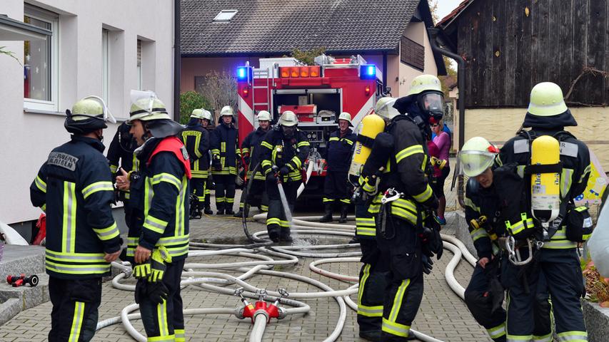 Feuer in Mehrfamilienhaus in Erlangen: Einsatzkräfte retten zwei Personen