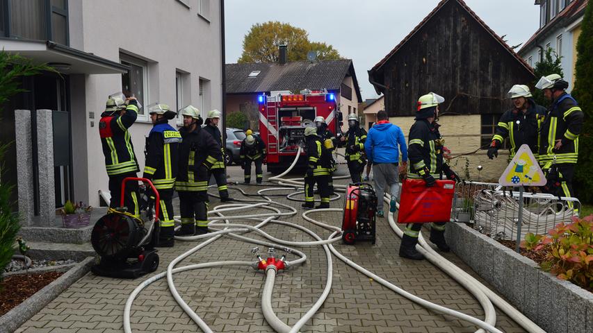 Feuer in Mehrfamilienhaus in Erlangen: Einsatzkräfte retten zwei Personen