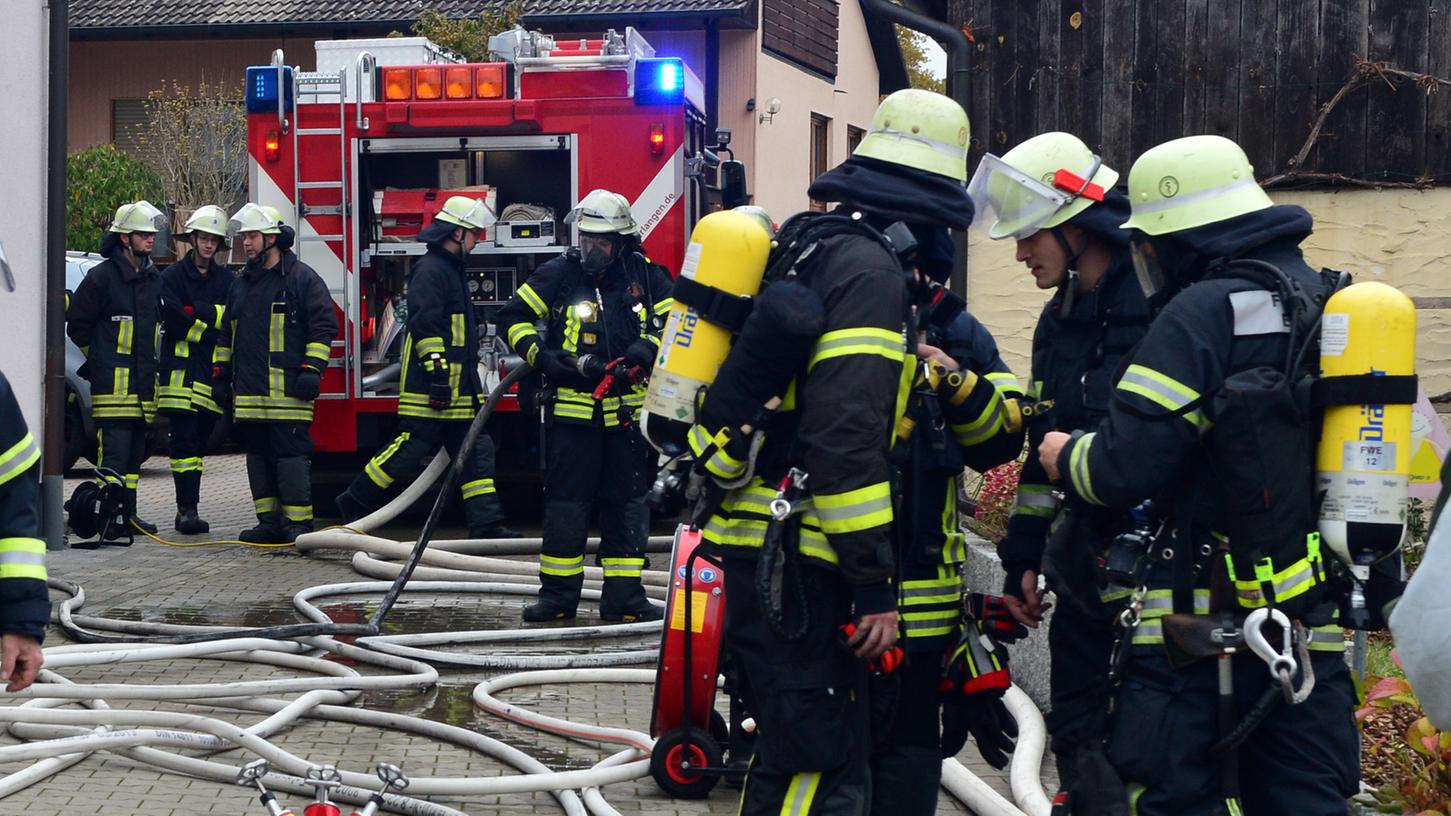 Kellerbrand in Erlangen: Feuerwehr rettet zwei Personen 