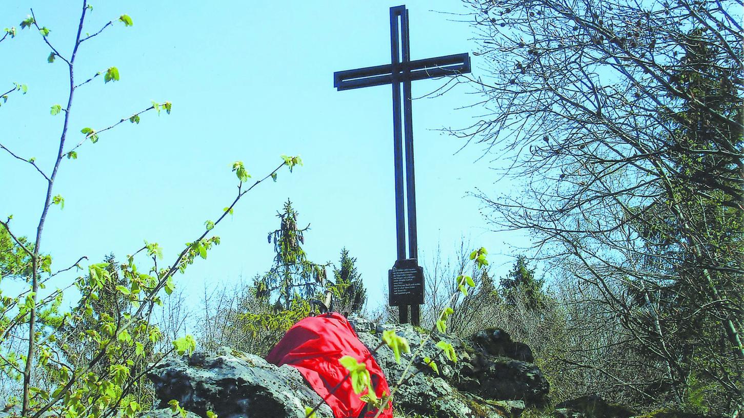 Ein schlichtes, aber imposantes Eisenkreuz krönt den Felsriegel bei Hubmersberg. 