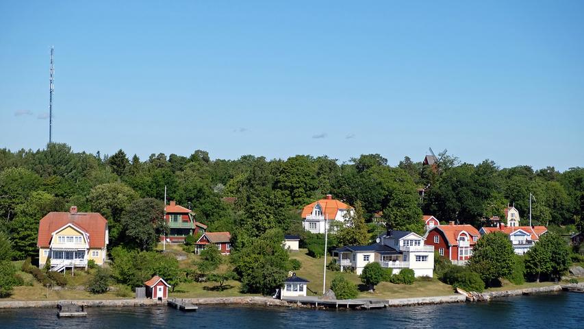 Die roten und gelben Holzhäuser auf den Schäreninseln rund um Stockholm, die nur mit Booten zu erreichen sind und seit Generationen in Familienbesitz sind.