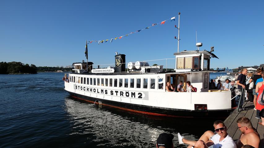 Die traditionellen weißen alten Schärenboote fahren die Inseln rund um Stockholm an, wie hier auf Fjäderholmen.