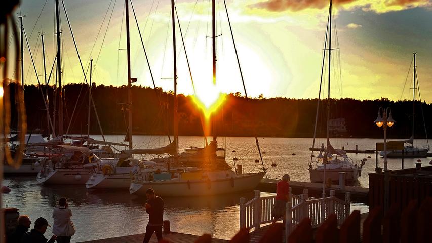 Der Hafen von Åland bei Sonnenuntergang.