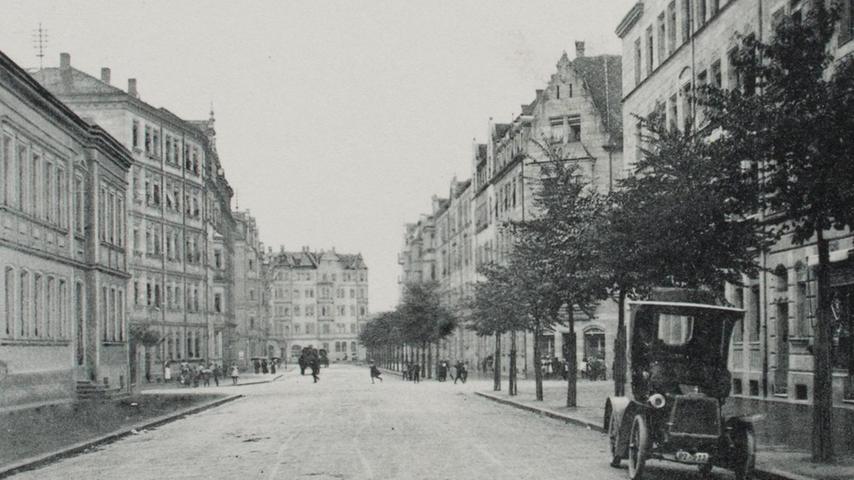 Prächtige Häuserkulisse, grüne Alleebäume und freie Parkplatzwahl – um 1910 war die Bismarckstraße nicht nur für Automobilisten ein Traum.
