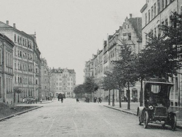 Prächtige Häuserkulisse, grüne Alleebäume und freie Parkplatzwahl – um 1910 war die Bismarckstraße nicht nur für Automobilisten ein Traum.