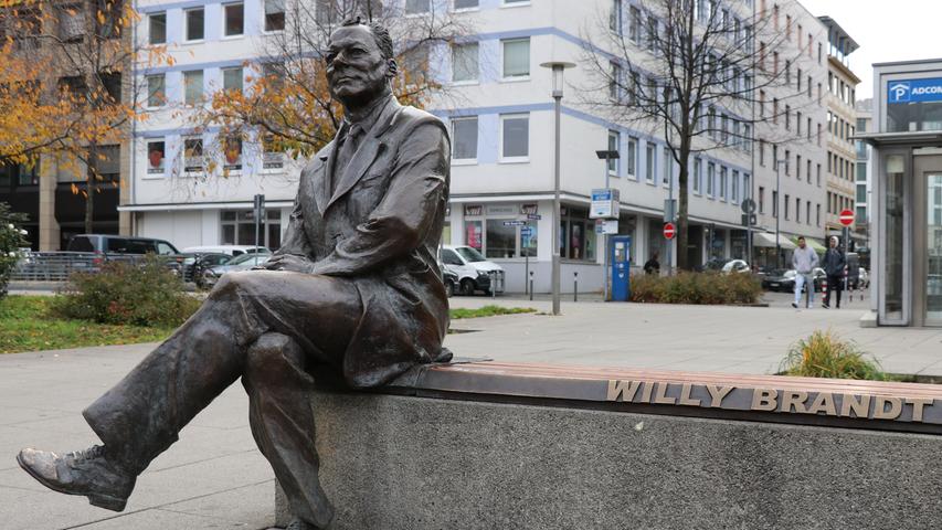 7. November: Die Jamaika-Verhandlungen kommen einfach nicht zur Ruhe. Letzteres sollte um die Mittagszeit aber jeder tun. Getreu dem Willy-Brandt-Denkmal auf gleichnamigen Platz.