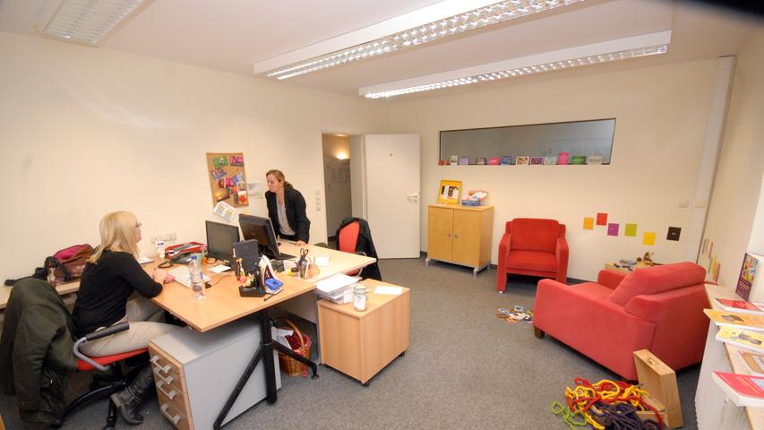 Hier ist gutes Arbeiten möglich: Bezugsbetreuerin Andrea Schneider (l.) und Yvonne Steininger in einem der Büroräume.